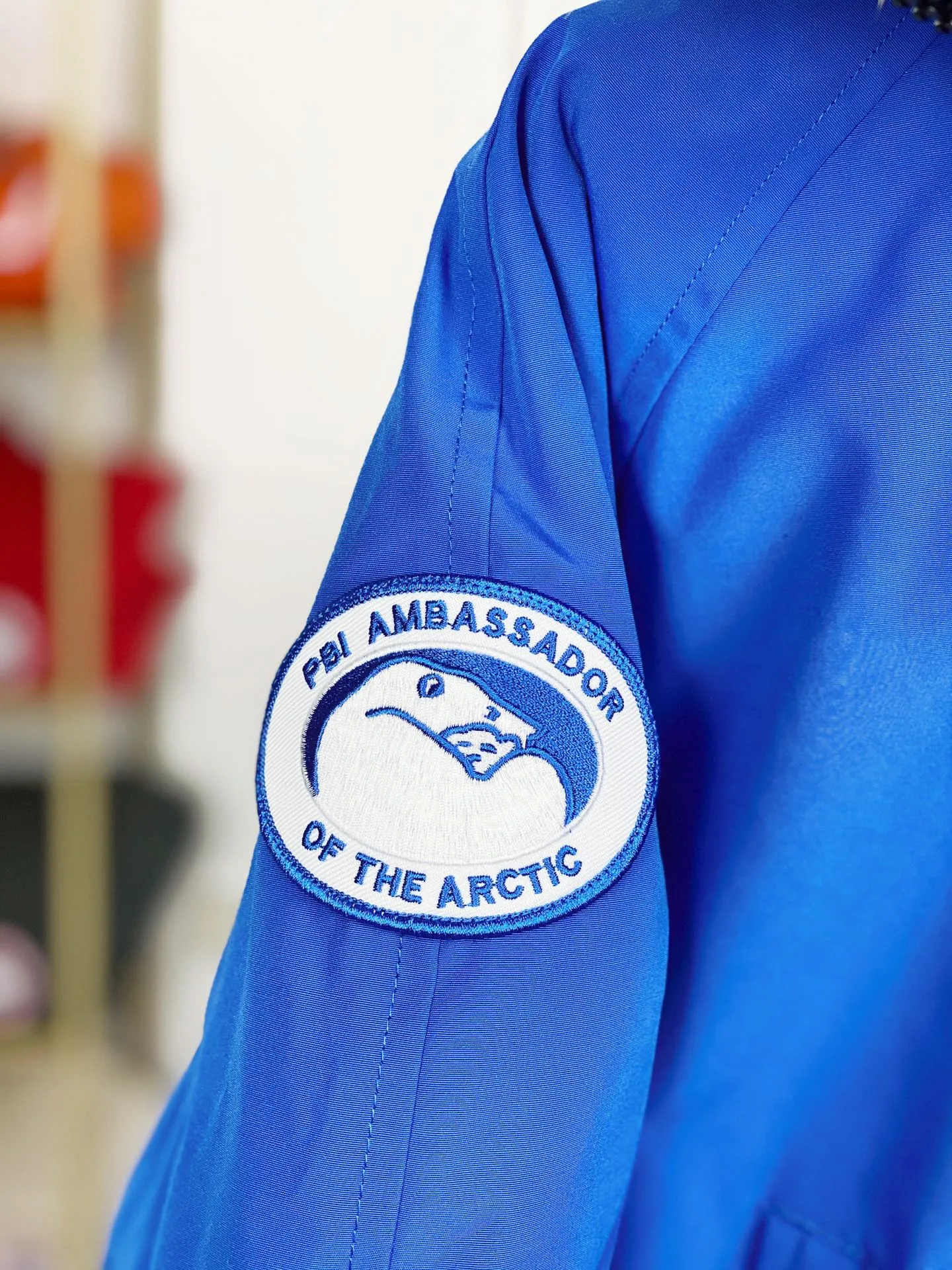 P780 Canada goose/Canada Goose Chilliwack 01 bomber jacket down jacket, authentic original clothing mold, all accessories are customized from the original factory. 💯The softness of the fabric is compared with the original product, and it can be restored by kneading at will (fabric misunderstanding: it is not a high-hardness fabric that is waterproof. Only those who buy the latest authentic version this year will notice the softness and comfort of the fabric) 💯The down is synchronized with the authentic white duck down, fluffy and not clumps, electronically controlled down filling machine. 💯Customized authentic YKK zipper pullers, high hardness and no jamming 💯The fur collar is custom-made from coyote skins in western Canada, the original version has the same origin 💯All workmanship and wiring are controlled by workers with more than ten years of service. They must be horizontal and vertical, and are not crooked. The inner wiring density is more sophisticated. Feel free to compare 💯Goose logo on sleeves, collar label, washed label, hangtag, zipper cord, pocket label, cuff thread, hem thread All details are updated simultaneously with the original product. The best version with the most complete colors. Sizes: XS-XXL (size chart attached below)